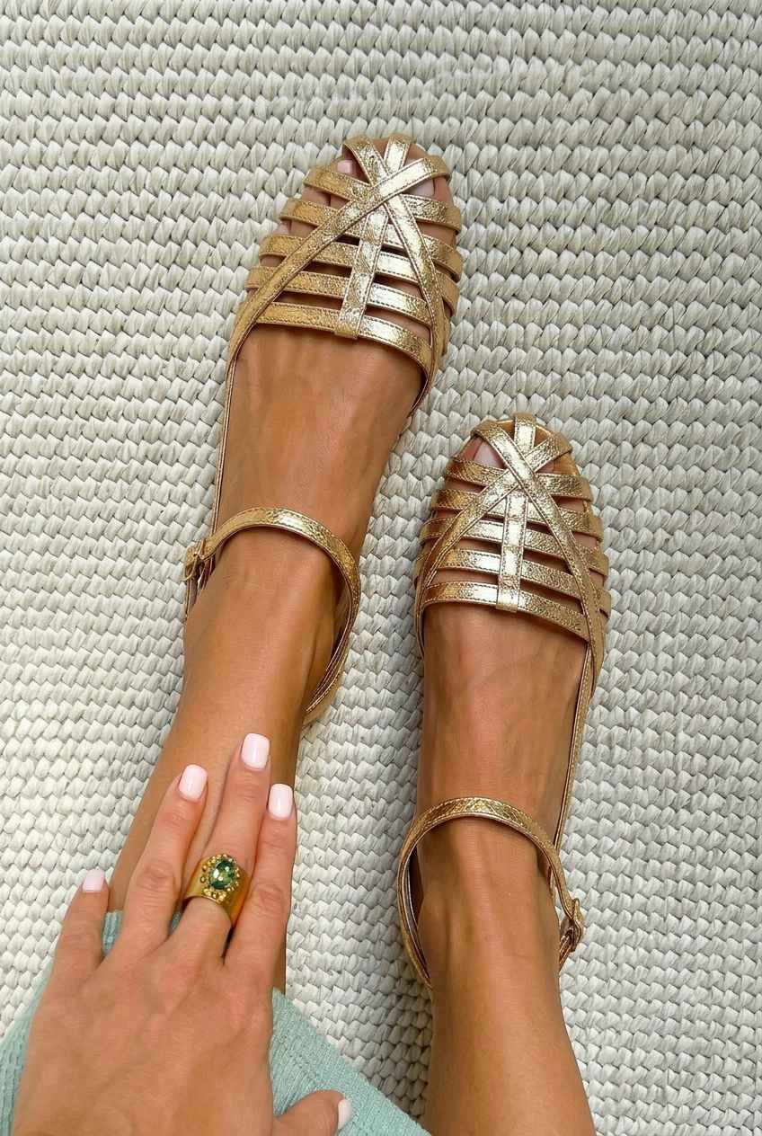 Flade sandaler med lukket tå, cage-design og ankelrem