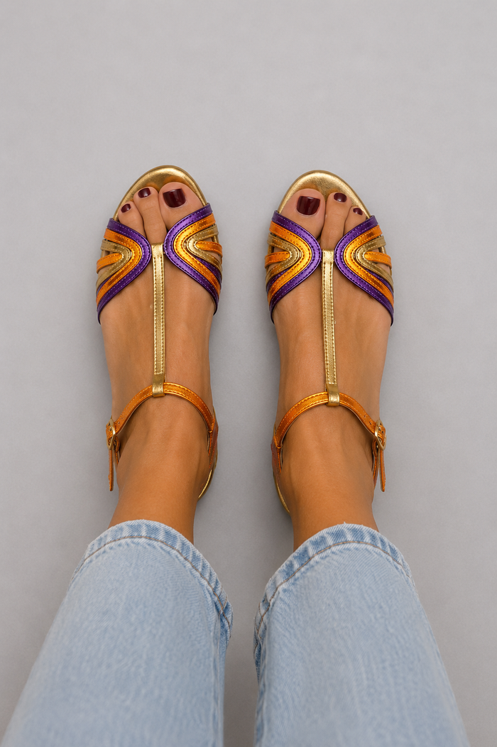 Guldfarvede sandaler med spænde og flerfarvede remme