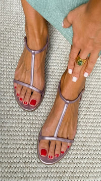 Flade sandaler i metallic-look med T-formede remme
