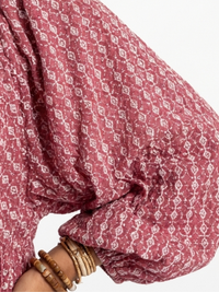 Arlette | Midikjole med geometrisk print og lange ærmer