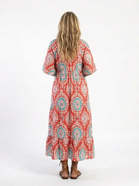 Zaria | Midikjole med paisleyprint, V-hals og korte ærmer