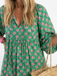 Fiora | Lagdelt midikjole med blomsterprint og V-hals