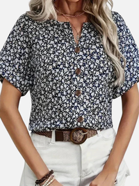 Pia | Småblomstret Bluse med Knaplukning