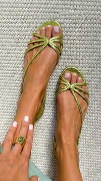 Sandaler med remme i metallic-look